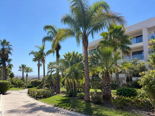 Jardim tropical junto a um passeio residencial em Loulé