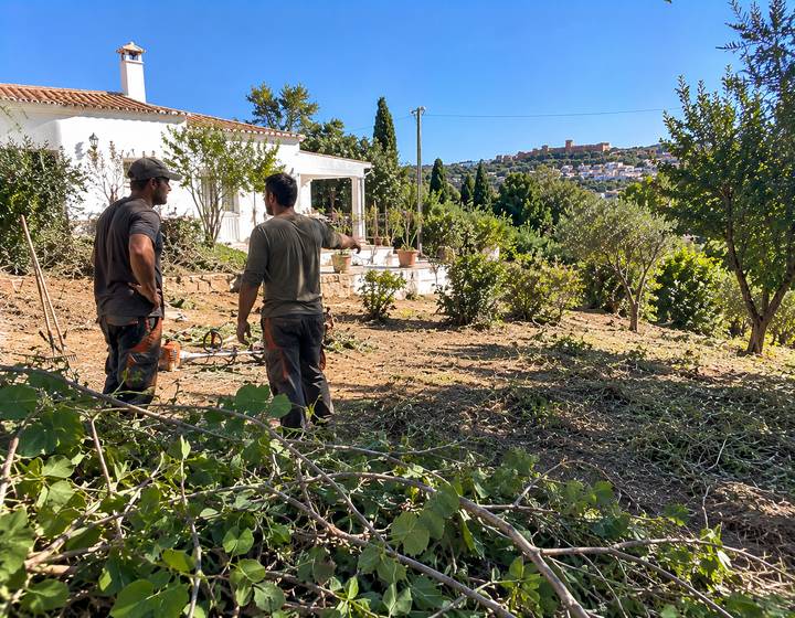 Jardineiros a trabalhar com vista para o castelo de Silves