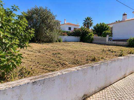 Lote junto a um terreno vazio limpo no Algarve