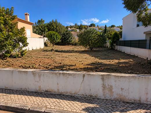 Lote algarvio com terreno totalmente limpo
