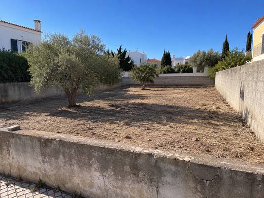 Lote algarvio vazio e limpo