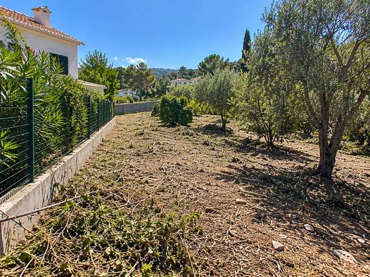 Terreno limpo junto a uma moradia no Algarve