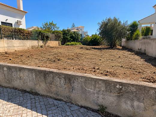 Terreno limpo e pronto a construir no Algarve